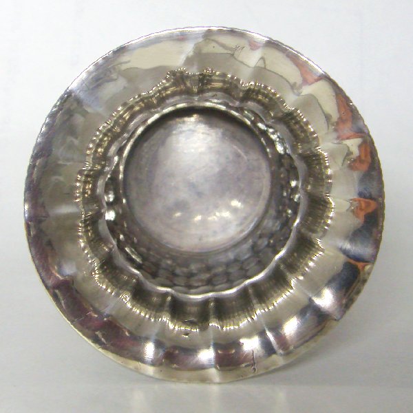 (a0997)Small silver vessel.